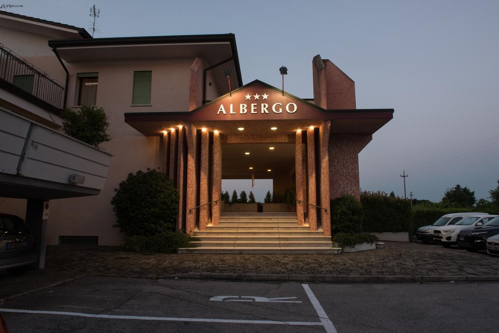 Albergo Grappolo D'Oro Montebelluna Exterior photo